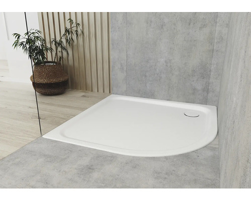 Weisse, runde Duschwanne im Badezimmer