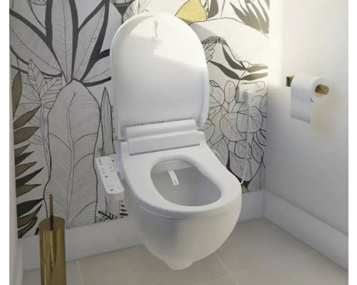 WC suspendu blanc avec fonction bidet dans une salle de bains avec papier peint floral et porte-papier toilette
