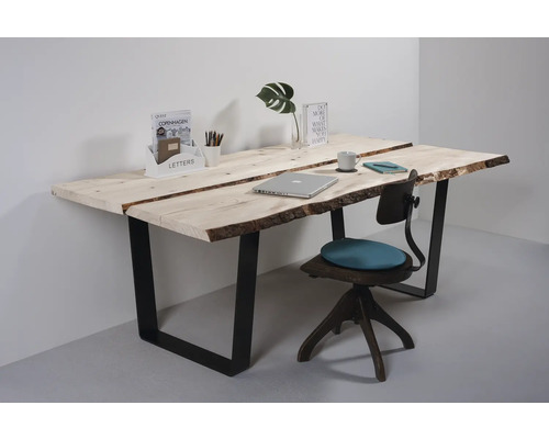 Büro mit Schreibtisch aus Holz und Metallgestell