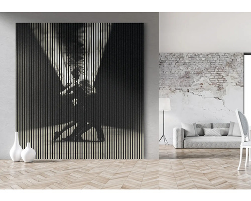 Image d''une pièce avec un panneau en bois représentant un couple de danseurs