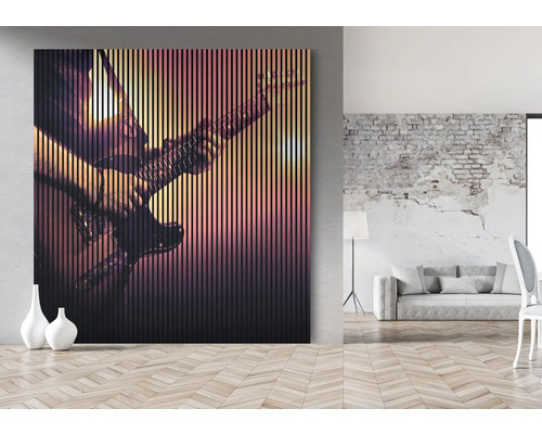 Panneau décoratif avec motif de guitare dans une pièce à vivre