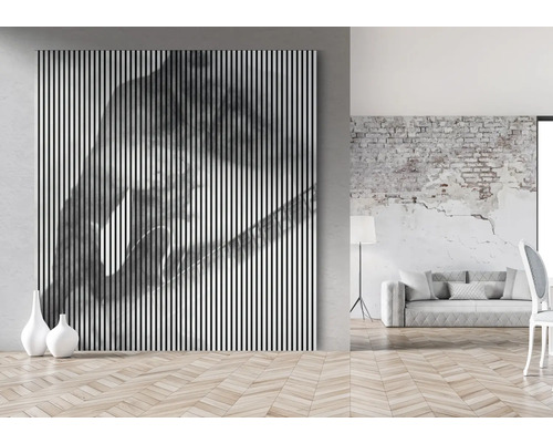 Mur décoratif avec motif abstrait à rayures verticales dans une pièce lumineuse.