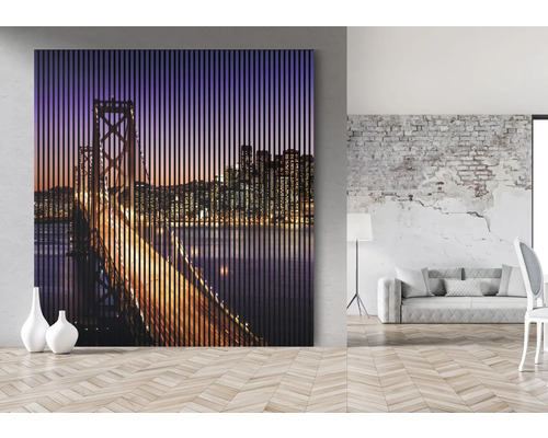 Image murale décorative avec un motif de pont dans une pièce moderne.