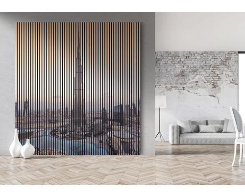 Intérieur avec élément décoratif en lamelles de bois et motif de paysage urbain