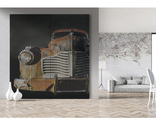 Panneau mural décoratif avec un motif de voiture ancienne dans un salon.