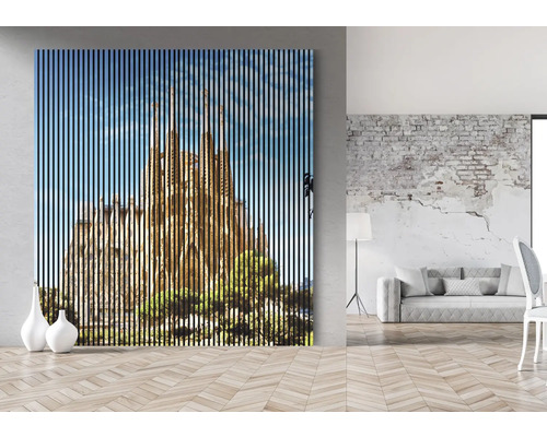 Salle de séjour avec une image décorative de la Sagrada Familia avec des lamelles en bois