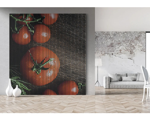 Panneau mural décoratif avec motif de tomates dans un espace de vie.