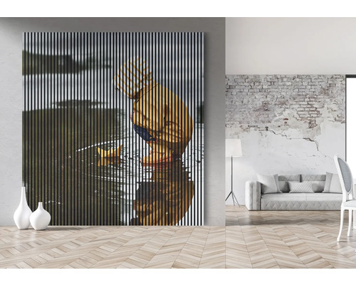 Une œuvre murale décorative représentant un enfant jouant avec un bateau jouet dans l''eau agrémente une pièce lumineuse.