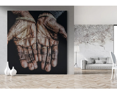 Peinture murale décorative avec motif de main dans une pièce lumineuse