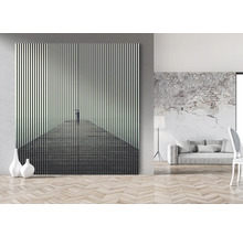 Dekoratives Wandbild mit vertikalen Streifen und einer Person auf einem Steg in einem hellen Raum.