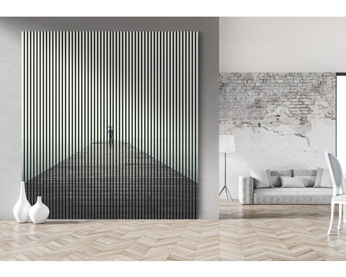 Tableau mural décoratif avec des rayures verticales et une personne sur un quai dans une pièce lumineuse.