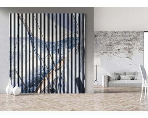 Décoration murale avec motif rayé et motif de voilier dans le salon