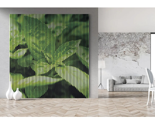 Image murale décorative avec motif de feuilles dans une pièce lumineuse.