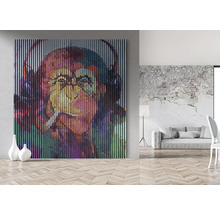 Peinture d''un singe avec un casque et une cigarette à la bouche dans un salon.