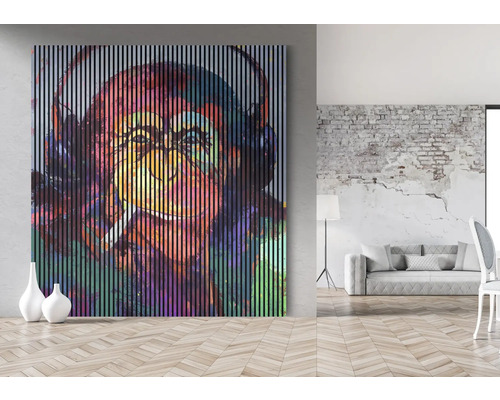 Peinture d''un singe avec un casque et une cigarette à la bouche dans un salon.