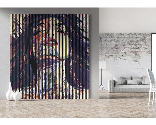 Grosses Wandbild mit vertikalen Streifen und Frauengesicht in einem Wohnzimmer