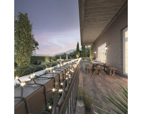 Guirlande lumineuse sur une terrasse avec vue sur le jardin
