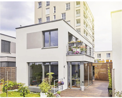 Maison d''habitation moderne avec jardin, terrasse et balcon avec jardinières.