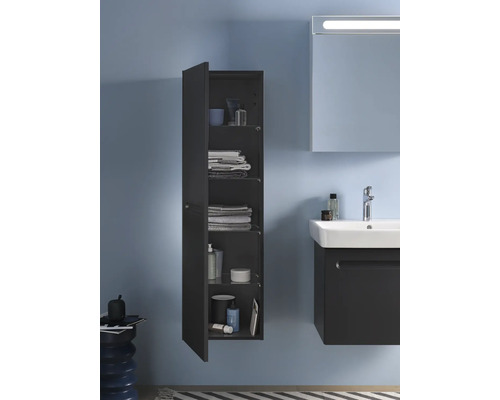 Badezimmer mit offenem Hängeschrank, Waschbecken und Spiegel