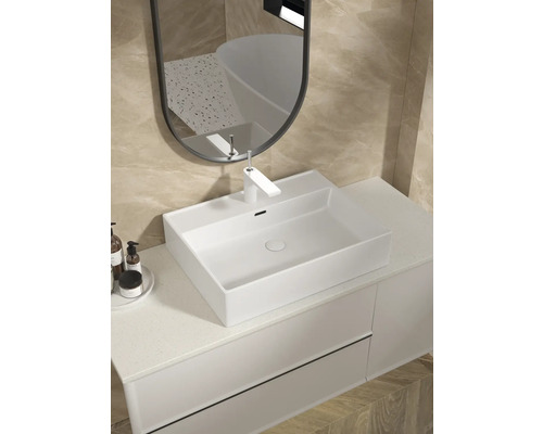 Badezimmer mit Aufsatzwaschbecken, Armatur, Spiegel und Waschtischunterschrank