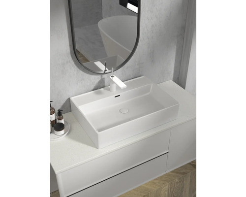 Modernes Badezimmer mit Aufsatzwaschbecken, Spiegel und Waschtischunterschrank