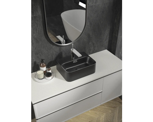 Modernes Badezimmer mit schwarzem Aufsatzwaschbecken, Waschtisch und Spiegel