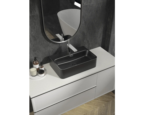 Modernes Badezimmer mit schwarzem Aufsatzwaschbecken, weissem Waschtisch und Spiegel