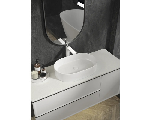 Salle de bains avec meuble-lavabo, vasque à poser et miroir