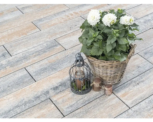 Verlegung von Pflastersteinen im Aussenbereich mit Dekoration