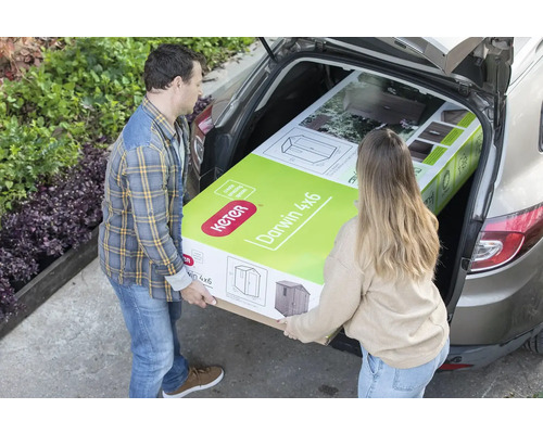 Zwei Personen verladen einen Keter Darwin 4x6 Geräteschuppen in ein Auto.