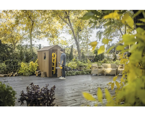 Szene mit einem Holzgartenhaus, einer Person mit einer Heckenschere, einer Leiter und Gartenmöbeln auf einer Terrasse
