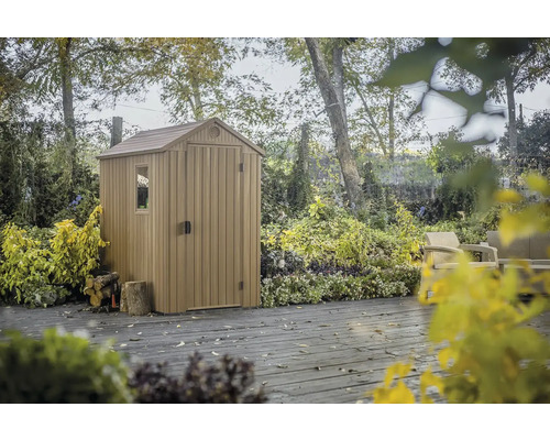 Gartenschuppen aus Kunststoff mit Fenster und Doppeltür im Garten.