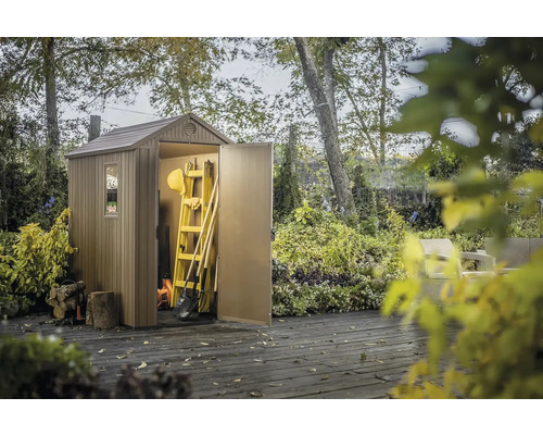 Gartenschuppen aus Kunststoff mit geöffneter Tür und Gartengeräten