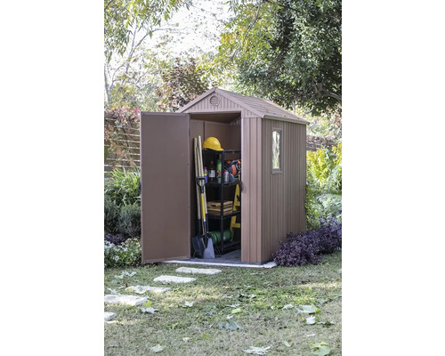Gartenschrank mit geöffneter Tür und Gartengeräten