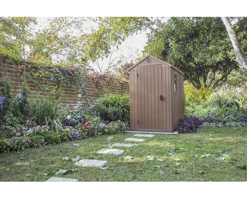 Gartenszene mit Gerätehaus im Garten