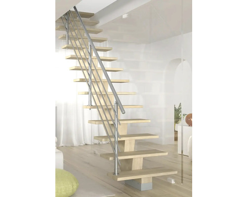 Treppe aus Holz mit Metallgeländer in hellem Raum