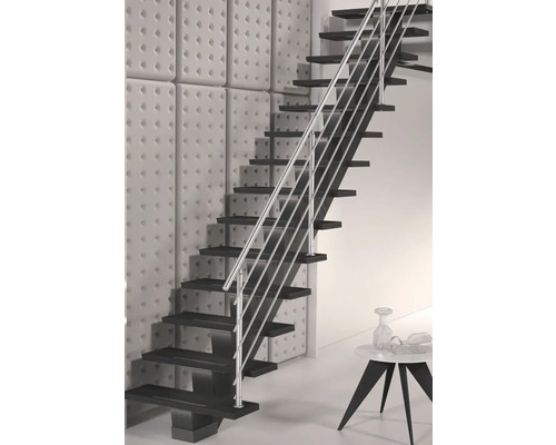 Escalier avec rampe en acier et revêtement mural rembourré