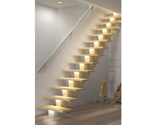 Escalier en bois avec rampe et éclairage dans une pièce lumineuse