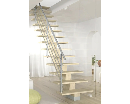 Holztreppe mit Metallgeländer im Wohnraum