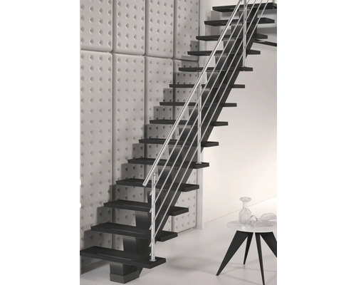 Geradläufige Treppe aus Holz mit Metallgeländer im Wohnraum