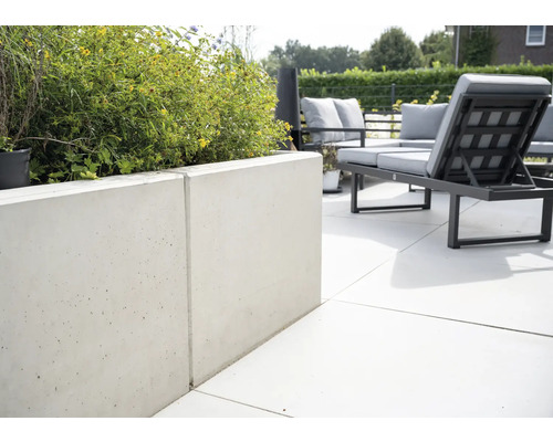 Terrasse avec mur en béton et mobilier de jardin