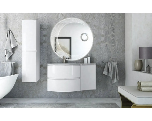 Salle de bains moderne avec meuble sous-vasque blanc, armoire de toilette et serviettes