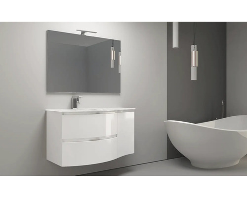 Salle de bains avec meuble sous-vasque, miroir, lampe et baignoire.