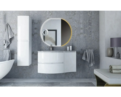 Salle de bains avec meuble-lavabo, armoire de toilette et armoire haute