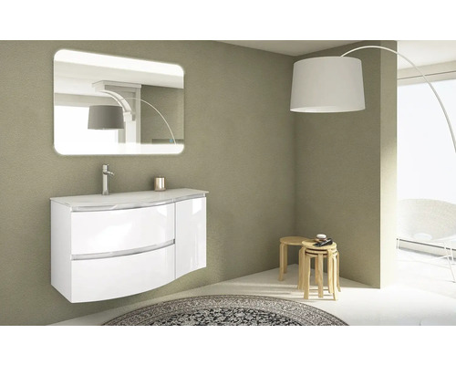 Salle de bains avec meuble-lavabo, miroir avec éclairage et lampadaire