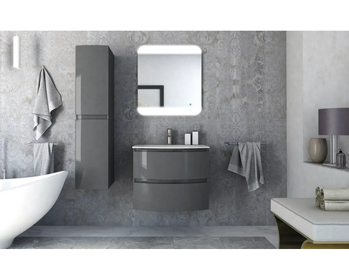 Modernes Badezimmer mit Waschtisch, Spiegel, Hochschrank und Badewanne.