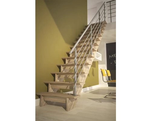 Escalier en bois avec garde-corps en métal à l''intérieur