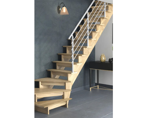 Escalier en bois avec rampe en métal à l''intérieur