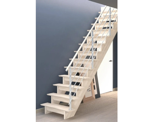 Holztreppe mit Metallgeländer im Innenraum