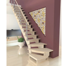 Escalier en bois avec rampe en métal dans une pièce à vivre lumineuse